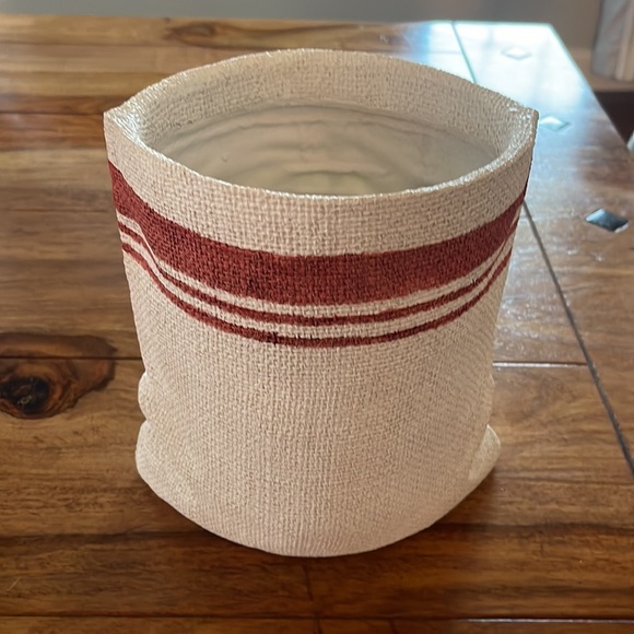 Resin Vase or flower pot - nice for holiday greens or even candy canes or snacks - Picture 2 of 9